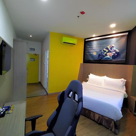 Hype Motorsport Hotel Nilai Ngoại thất bức ảnh