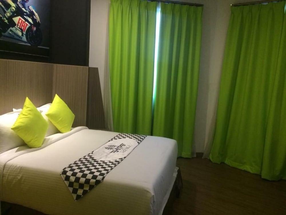 Hype Motorsport Hotel Nilai Ngoại thất bức ảnh